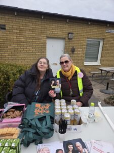2 personer utomhus sittandes vid bord